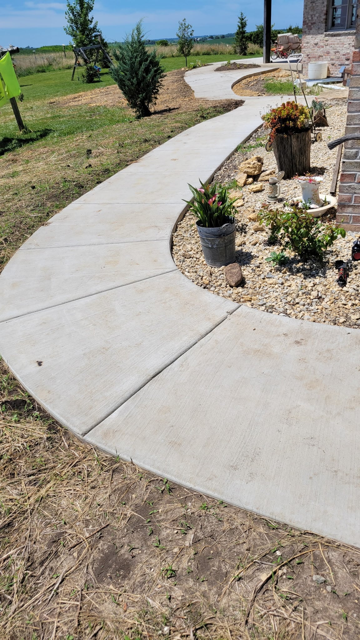 Curved sidewalk